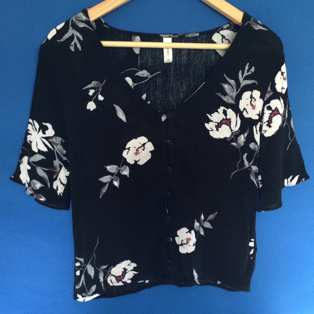 Gentle Fawn Medium (fits small) Short sleeve button V Neck Blouse Rayon
